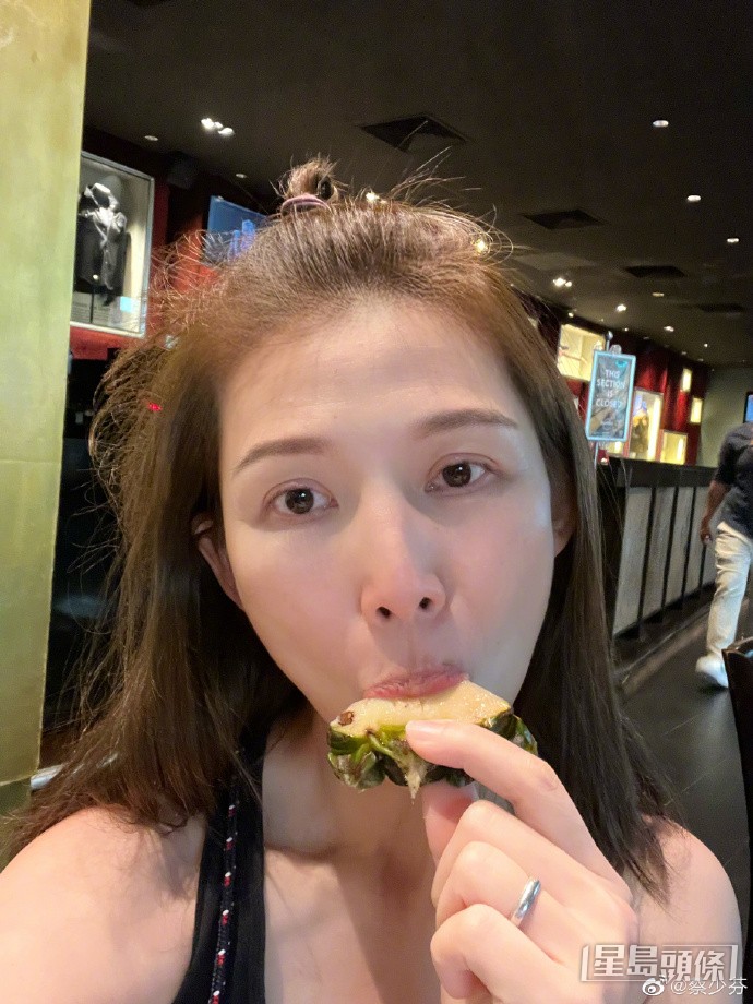 蔡少芬全素颜上阵Selfie，完全没有明星架子。