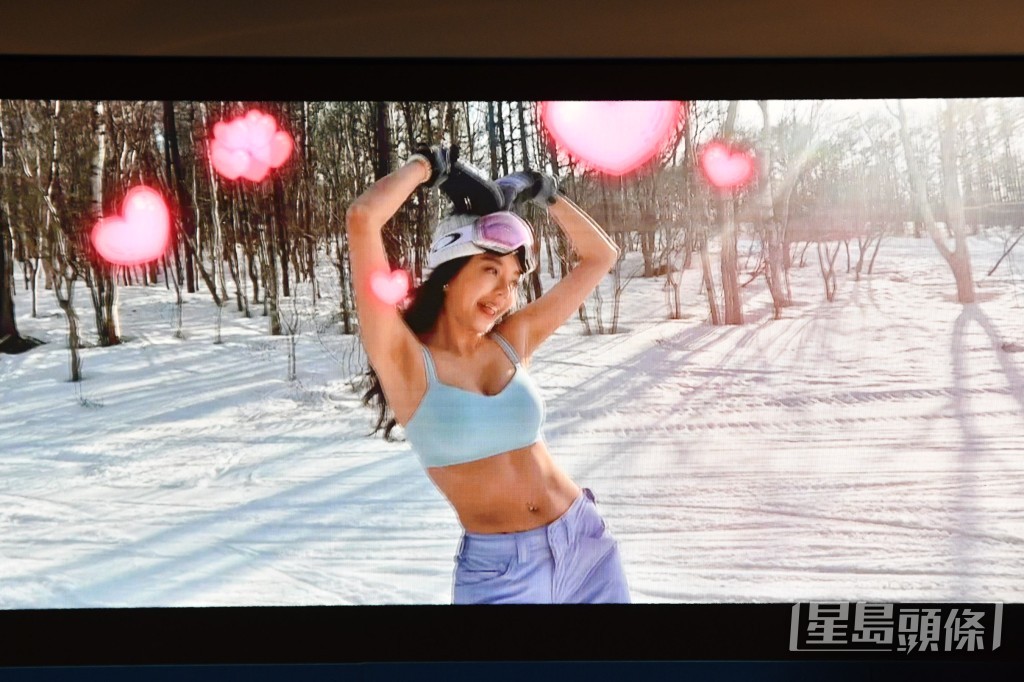 余思霆在新节目着运动bra top滑雪。