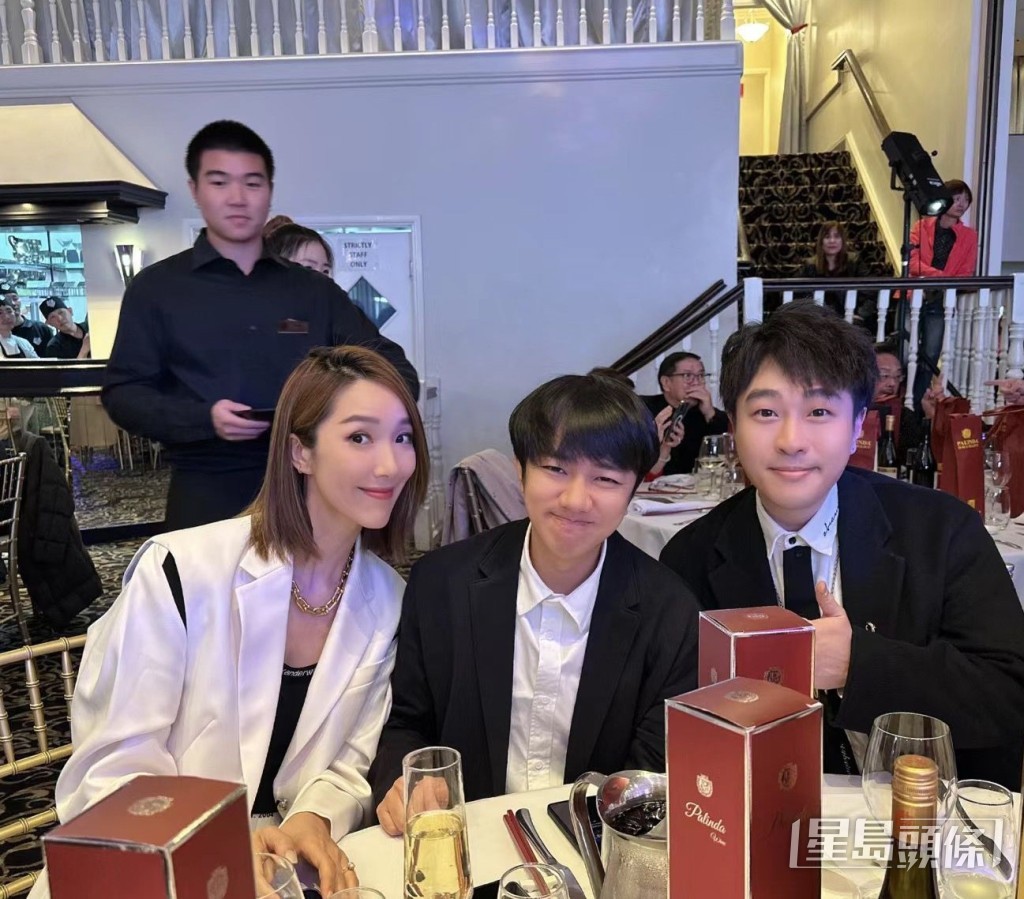 場內每張圓枱上擺滿紅白酒宴客。