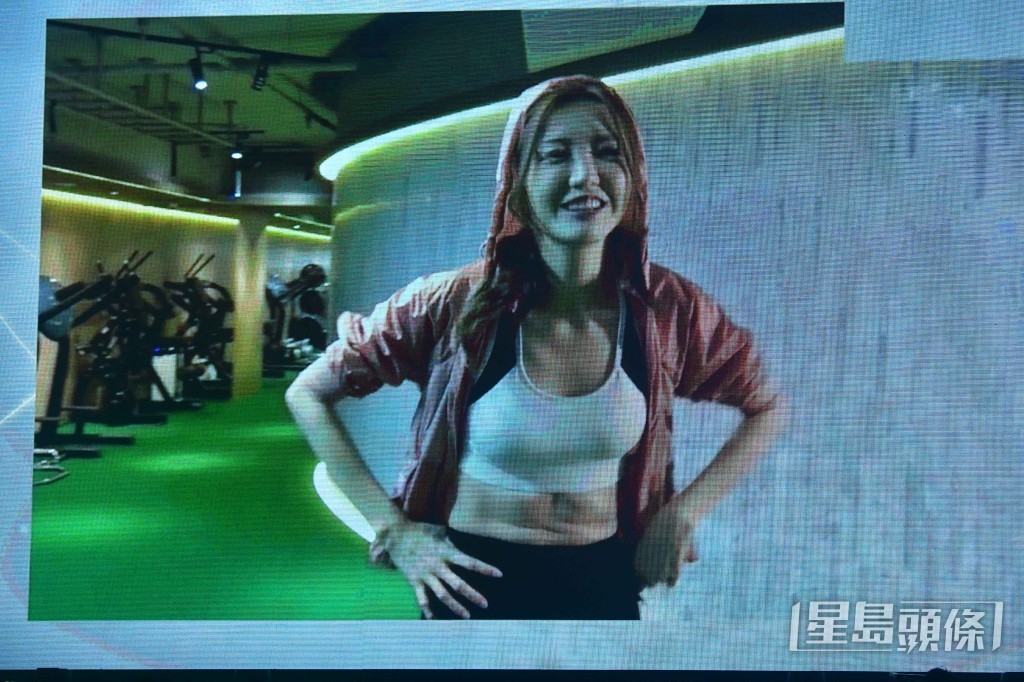 台上播出吳若希為演唱會操肌的片段。