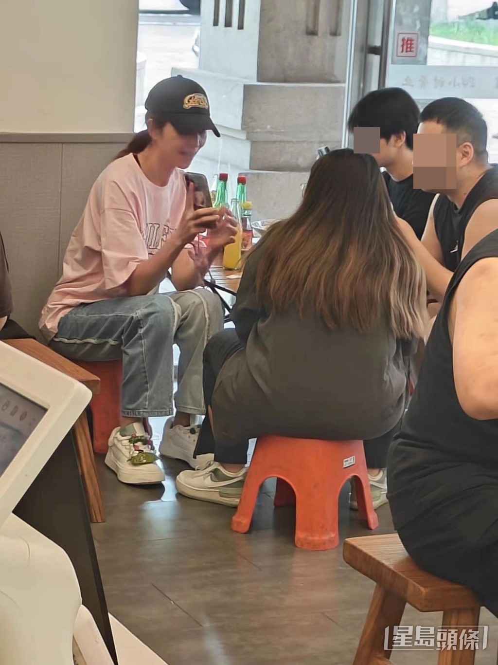 蔡少芬在其貌不扬的小面馆用餐，却毫不介意。  ​