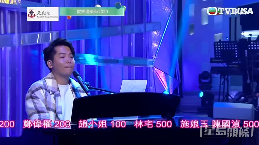 黃建東自彈自唱。