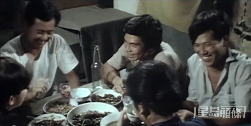 1980年，劉江（右）拍攝《人在江湖》期間腦血管栓塞．導致半邊身癱瘓，幸憑堅毅意志極速於9日後康復出院。
