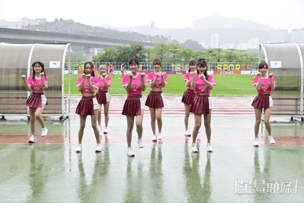 樂天女孩表示在台灣表演時，也常遇過下雨表演的情況。