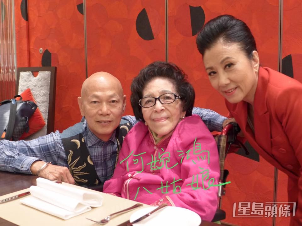 何婉鴻曾跟「阿姐」汪明荃（右）學粵曲。