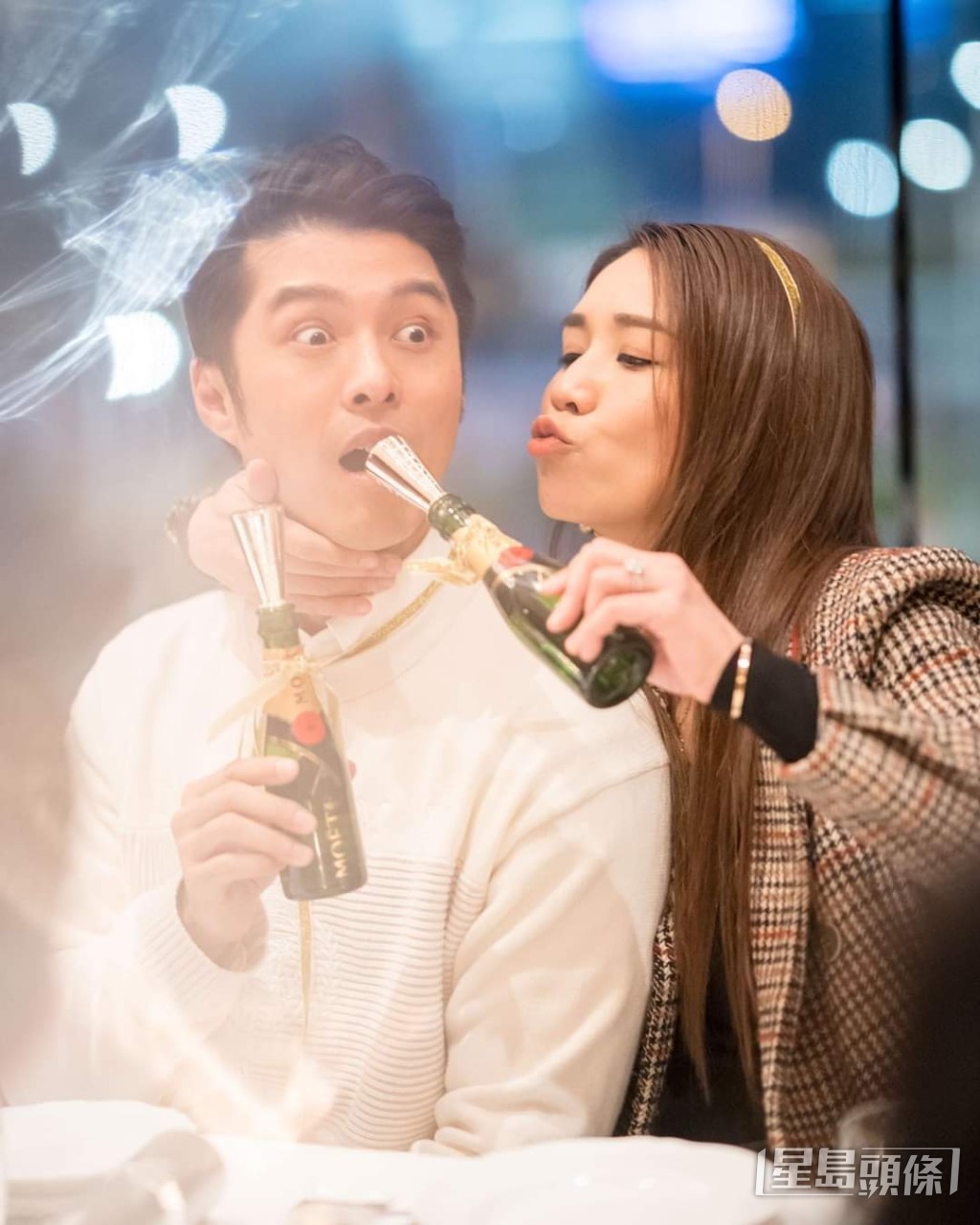 两公婆好恩爱。