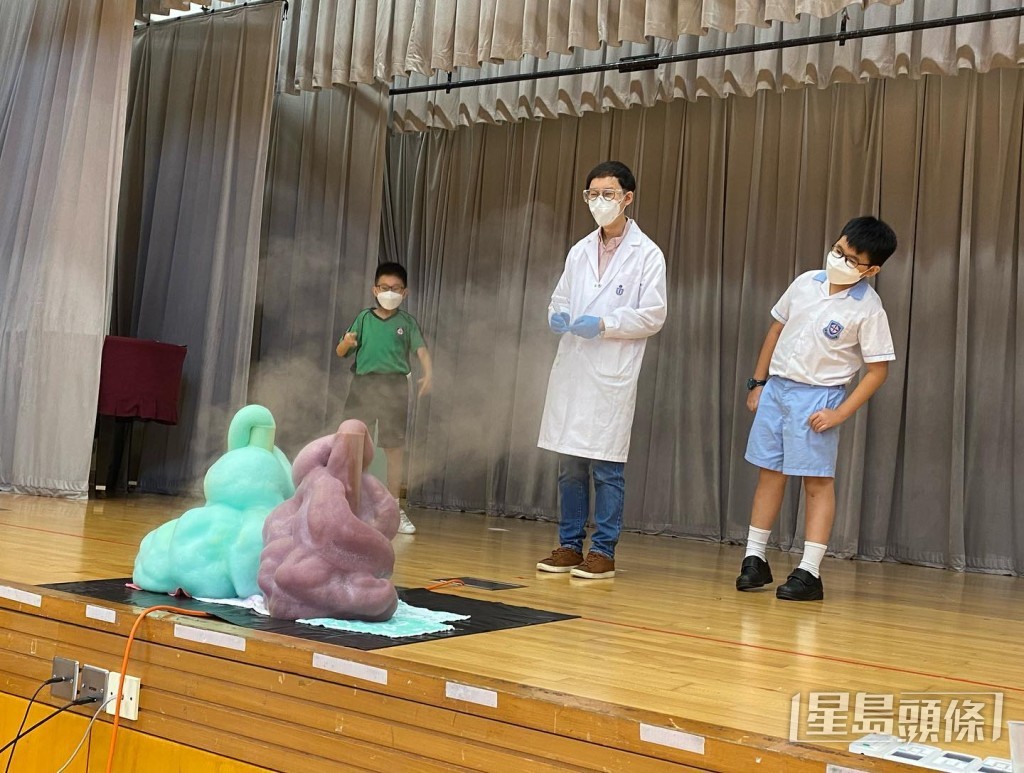 「火博士」會接受各大傳媒訪問以及到不同中小學出席講座及教學，形象正面。