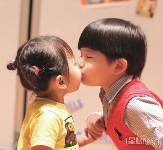 鄭耀軒由3歲開始已經拍劇。