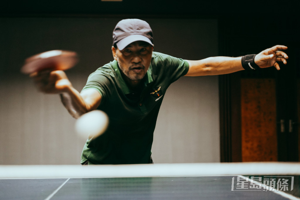 華哥用唔同方法訓練受傷的右手，包括打乒乓球。