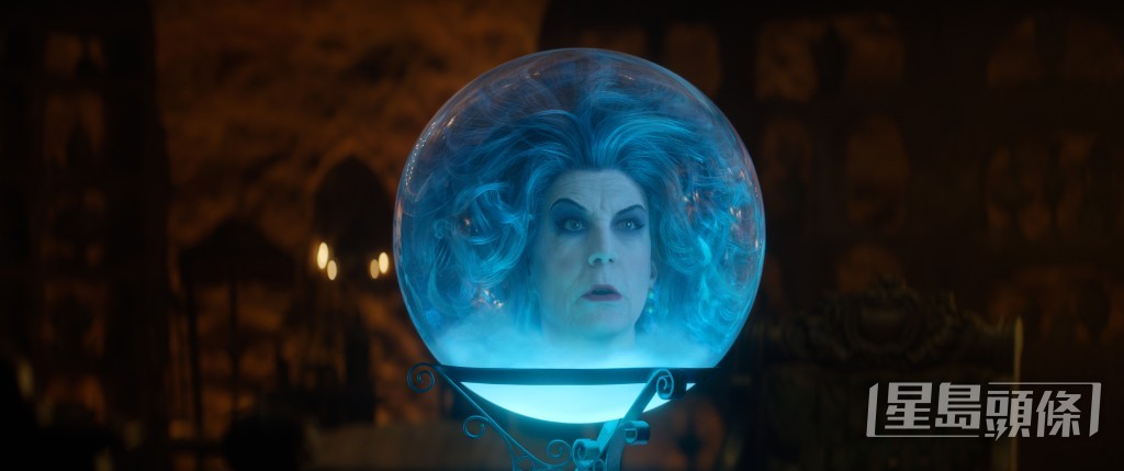 被困水晶球好多年嘅靈媒KOL Madame Leota(Jamie Lee Curtis飾)