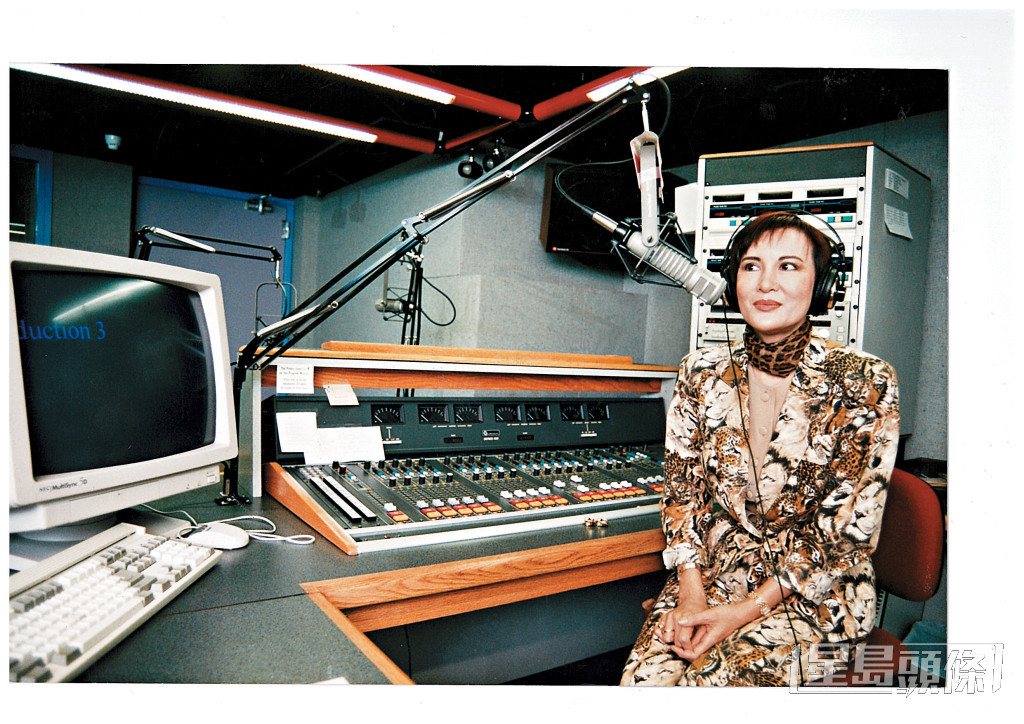 白韵琹80年代开始已开咪做DJ，最经典的是《尽诉心中情》。
