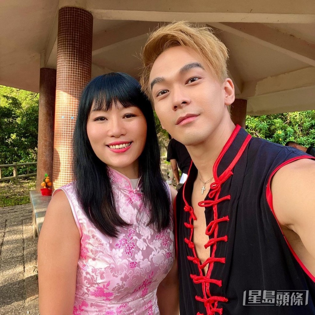 龐景峰跟隨七師傅派食物積福。