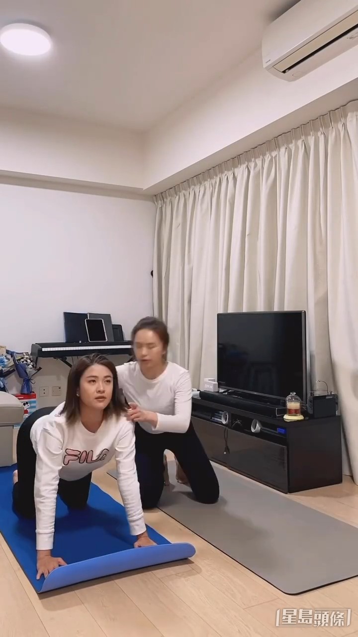 江嘉敏更請瑜伽老師到家中作指導,兩個人同時鋪瑜伽墊,雖難以大動作,但都尚算夠空間郁動。