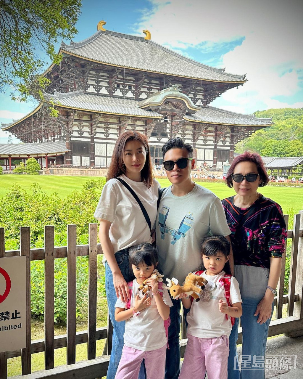 熊黛林近日一家口四带埋奶奶到日本旅行。
