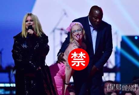 裸女不断挑衅Avril Lavigne，在她身边行来行去。（路透社图片）