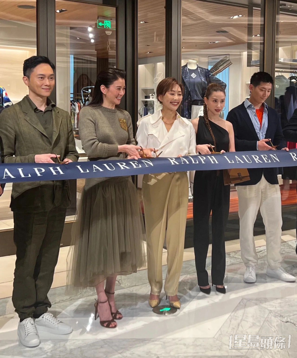（左起）張智霖和太太袁詠儀昨日出席品牌活動。