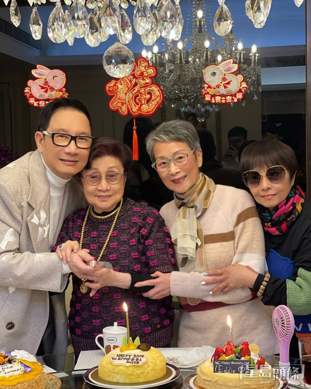 兩人更攜手切蛋糕。