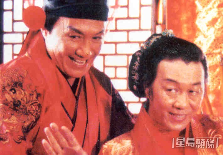 許冠英(右)在《花田囍事》中反串飾演許冠傑的母親。