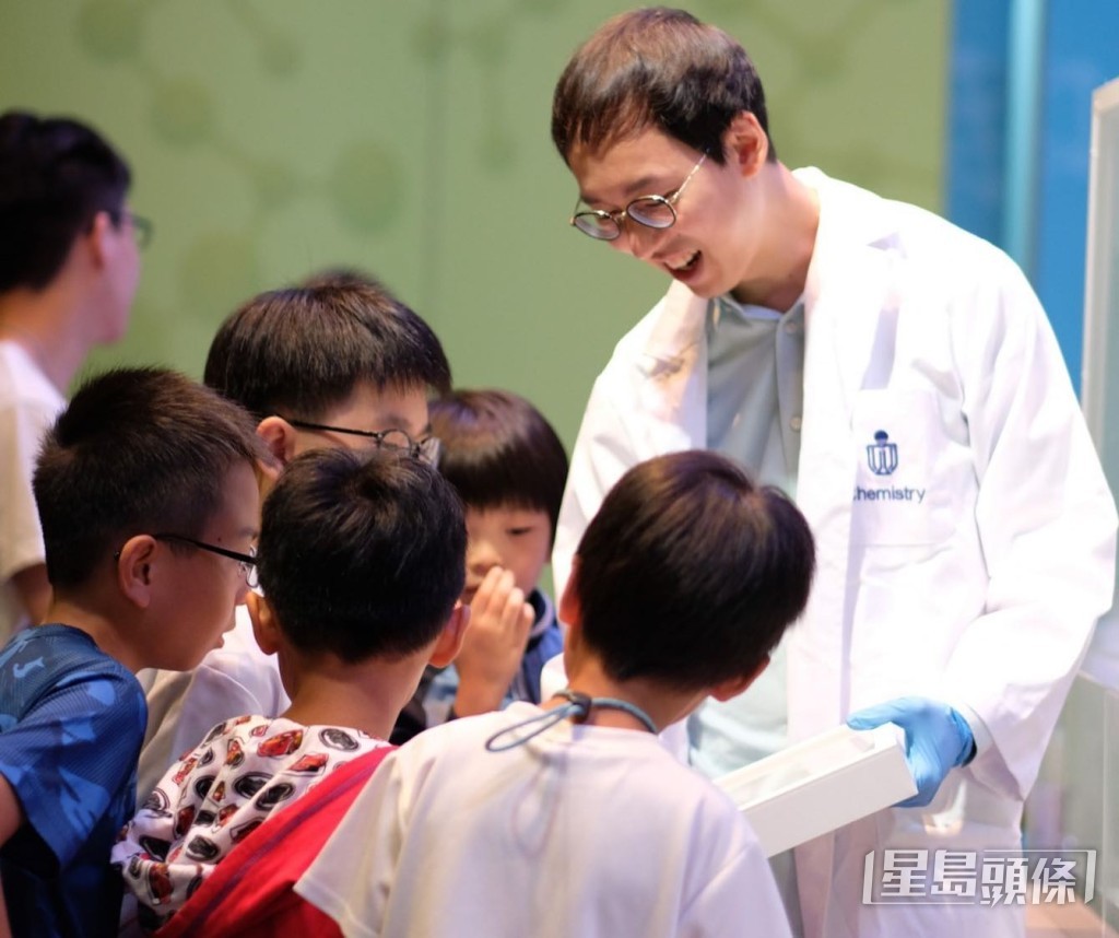 除了於科技大學任職化學系理學教育助理教授及化學系講師，「火博士」近年亦不時作客不同節目，又會接受各大傳媒訪問以及到不同中小學出席講座及教學，形象正面。（受訪者提供圖片）