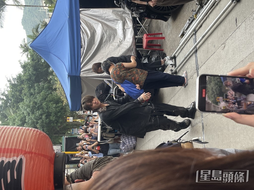 姜濤險些撞到一位路過的婆婆，他靈活地成功閃避，讓婆婆安然無恙走過，場面搞笑。