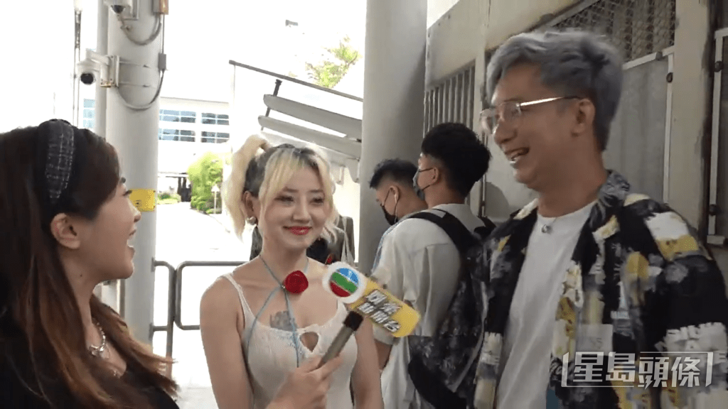 特別染一頭紫灰髮色現身。
