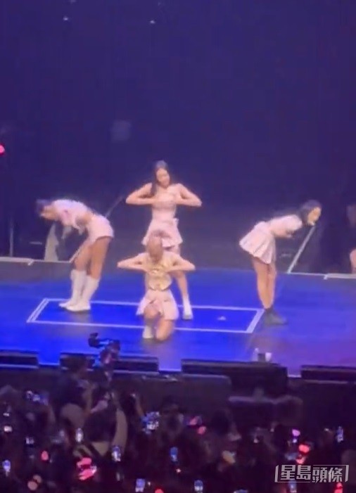 四位成員在演唱《Lovesick Girls》時,起初還如常表演。