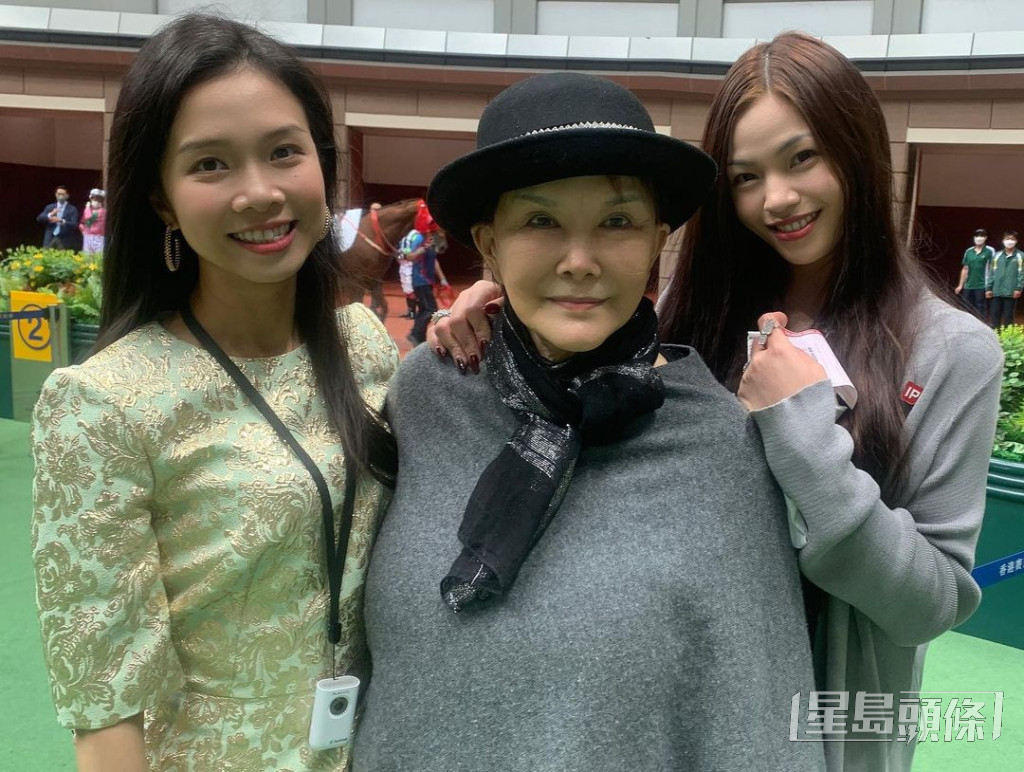 李龍基老婆Chris Wong （左）去年11月貼出與白姐姐到馬場的照片，見到白姐姐當時好精神，氣色紅潤。