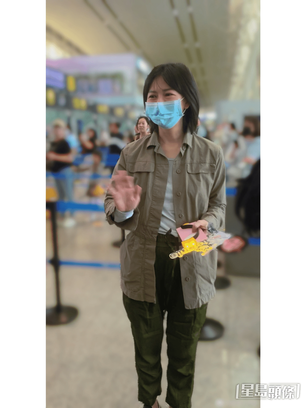 在機場與歌迷打招呼。