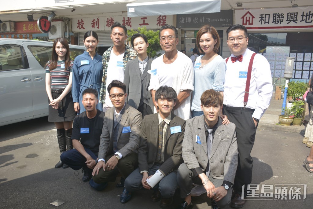 2019年，鄭浩南（後右三）曾演出ViuTV劇集《地產仔》。