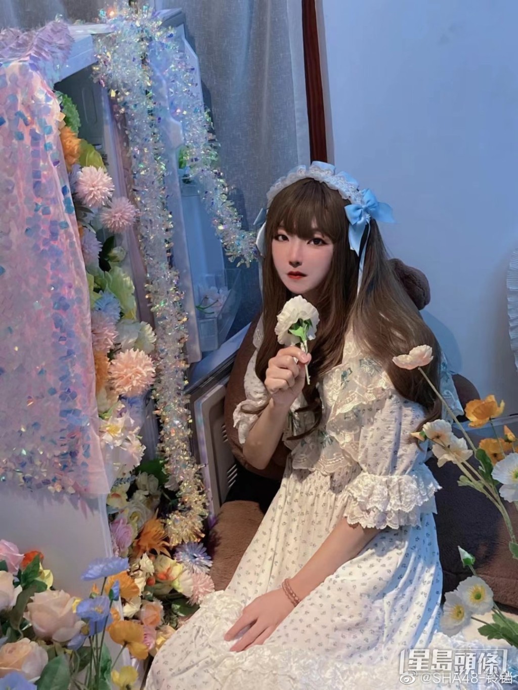 照片似是充满童话感觉的美少女。