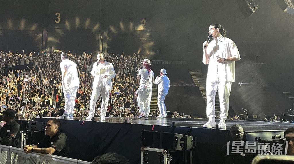 五子臨危不亂，繼續清唱配舞步完成歌曲，整晚演出以《Larger than life》安歌作結。