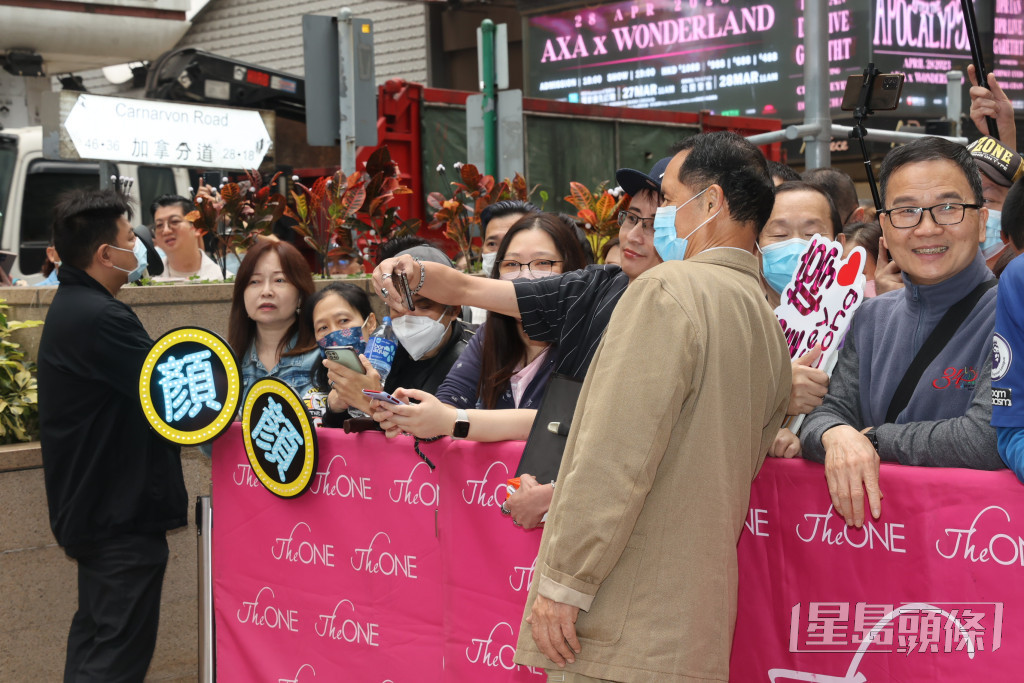 吴大强甚受中年男歌迷欢迎。