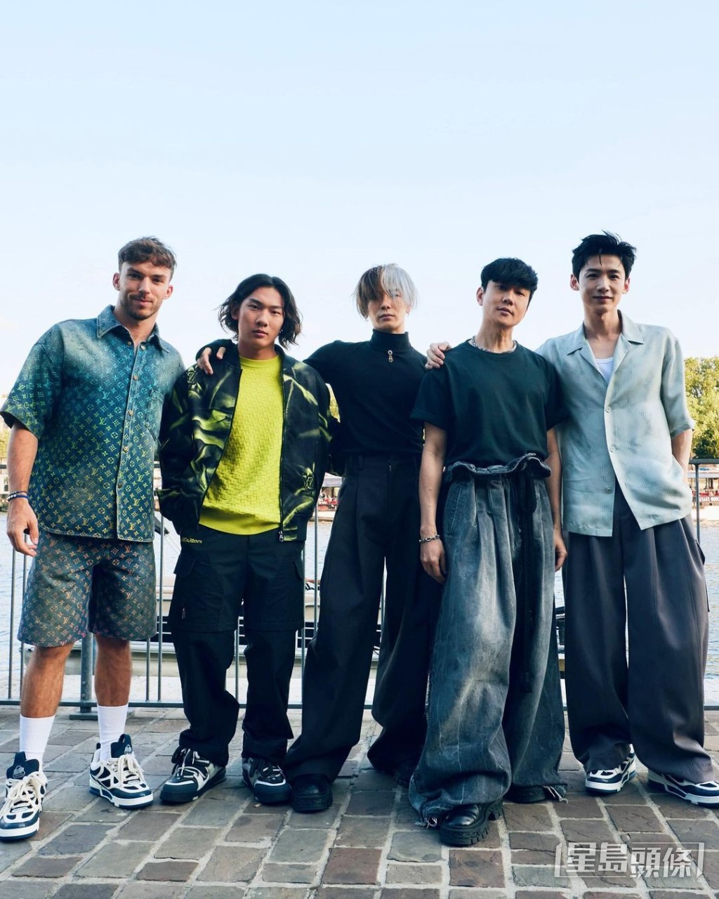與F1賽車手Pierre Gasly（左一）、王嘉爾（中）及白敬亭（右一）等合照。