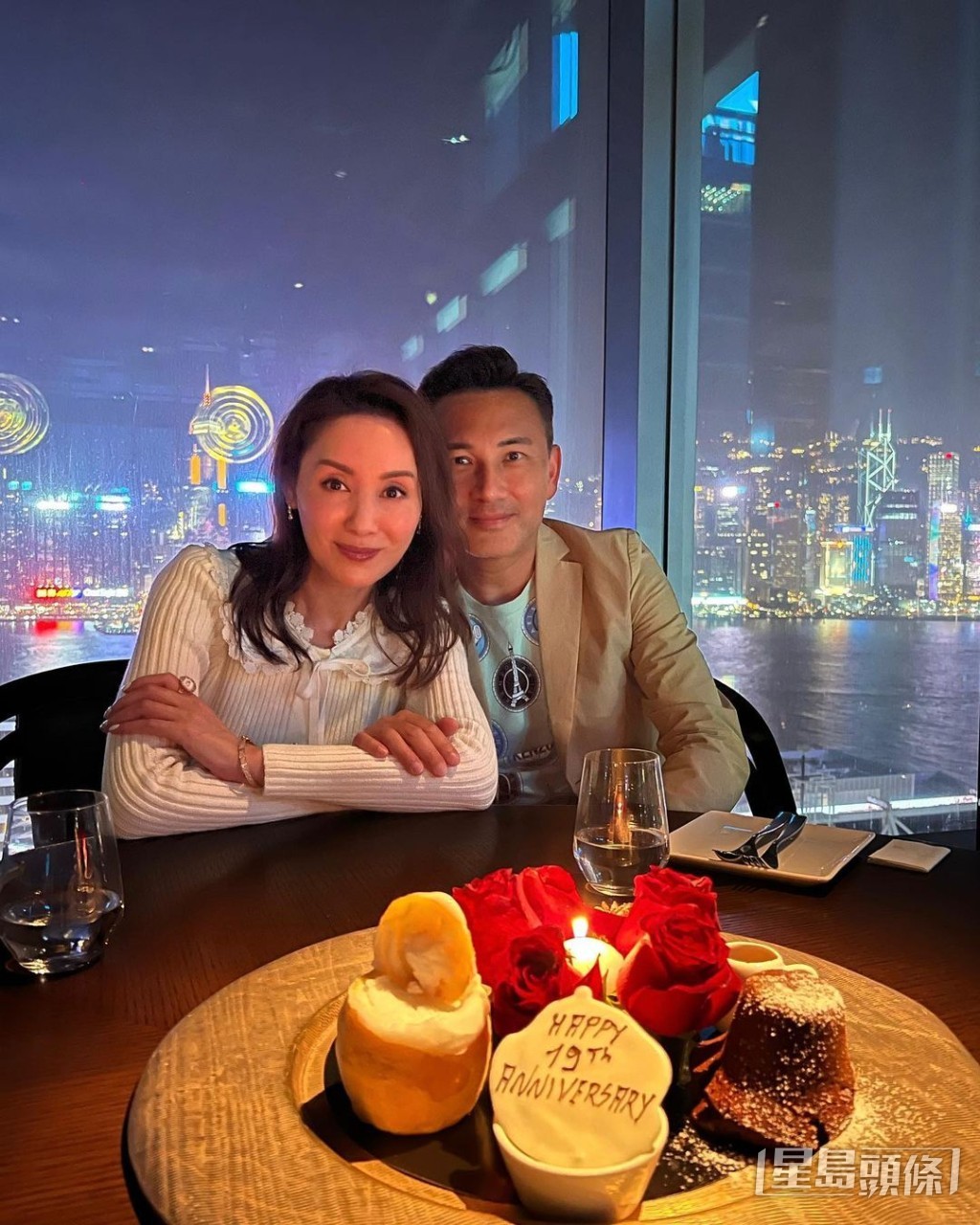 維港夜景前合照，枱上甜品更有數朵玫瑰花，非常浪漫。