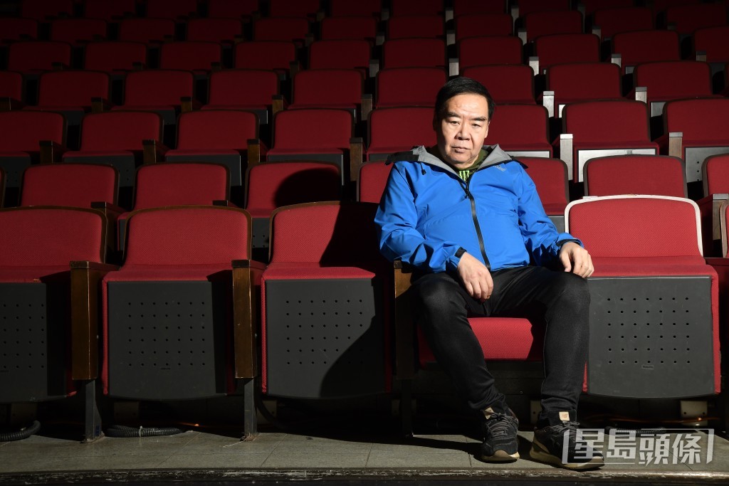 鄭則仕從小夢想是做演員，學生時期曾到珠寶店打工，到23歲時入讀電影公司培訓班而獲入行機會。