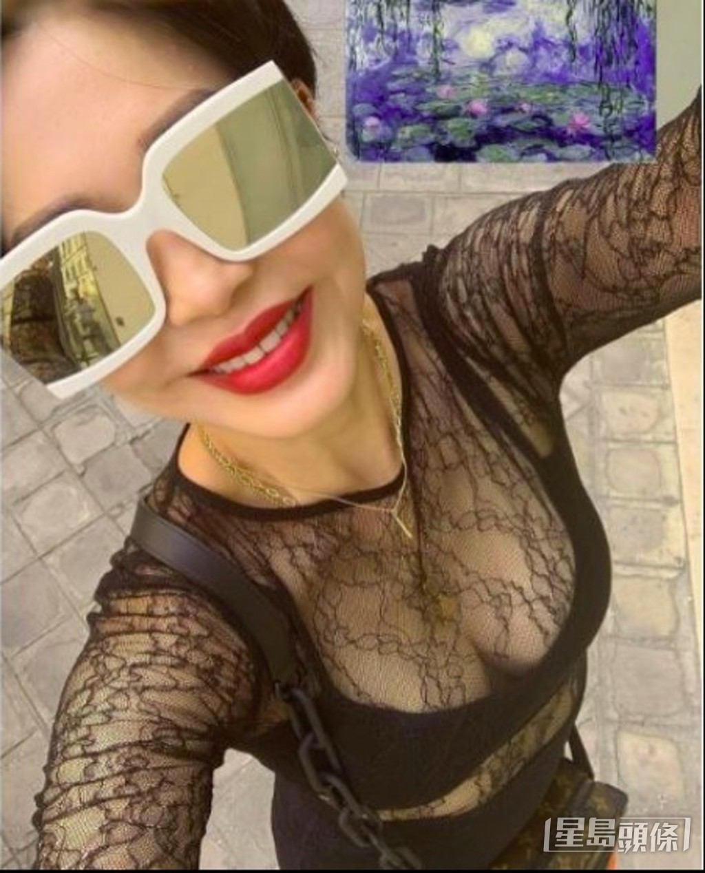 淡出演艺圈的孙佳君为富商男友刘贵乔生下2子,但两人没正式登记结婚,2009年还传出她在家中遭到对方毒打,两人一度对簿公堂最后和解,并在2012年宣布复出。个样十年如一日都冇变!