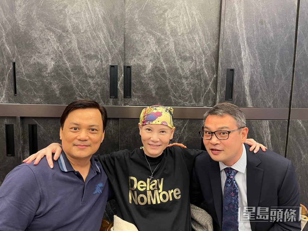 相中見溫裕紅戴上七彩頭巾,身形、臉容消瘦。