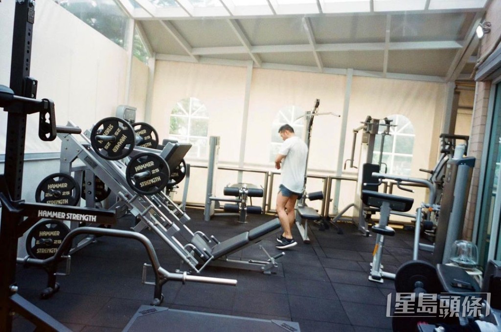 一直熱衷玩健身的Sammy，屋企亦打造了一個私人健身房。