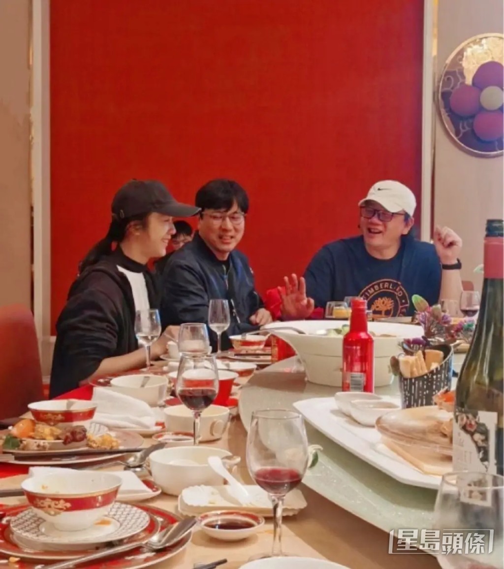 湯唯與老公跟親友相談甚歡。