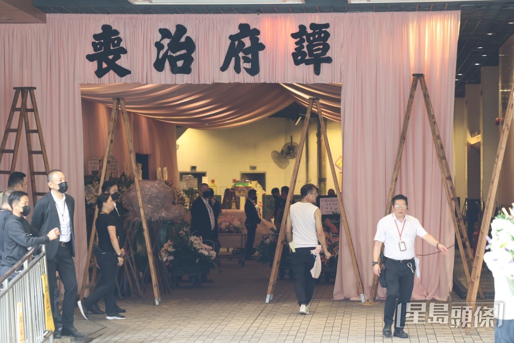 有别一般丧礼以白色为主，蔡天凤门口以粉红色为主调。