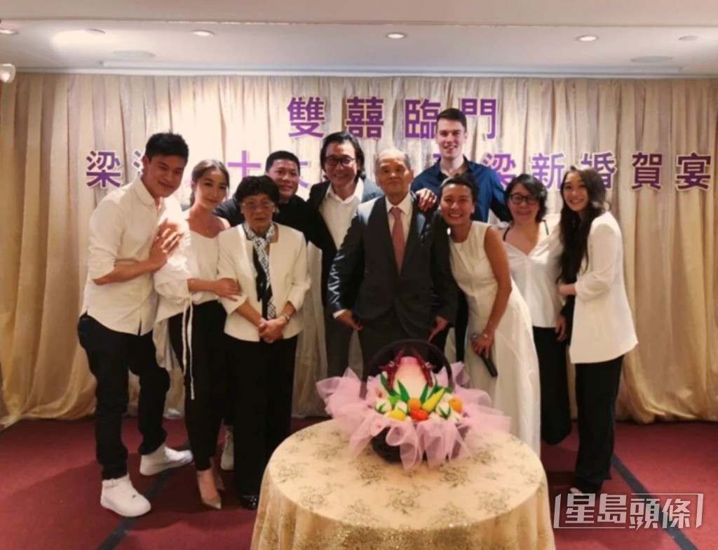 Chloe（左二）與男友（左一）拍拖8年。