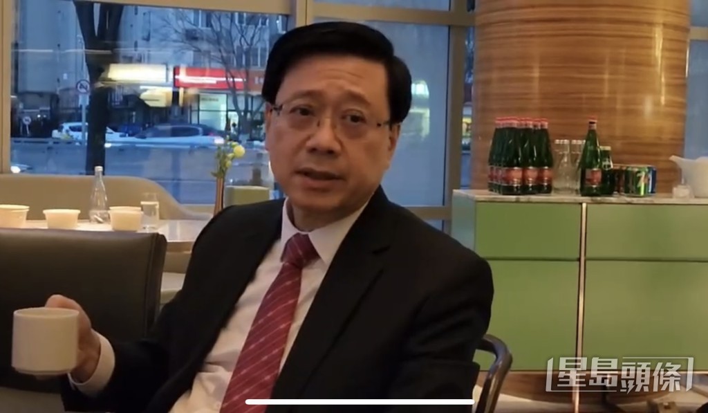 李家超与正在京采访的香港记者茶聚。