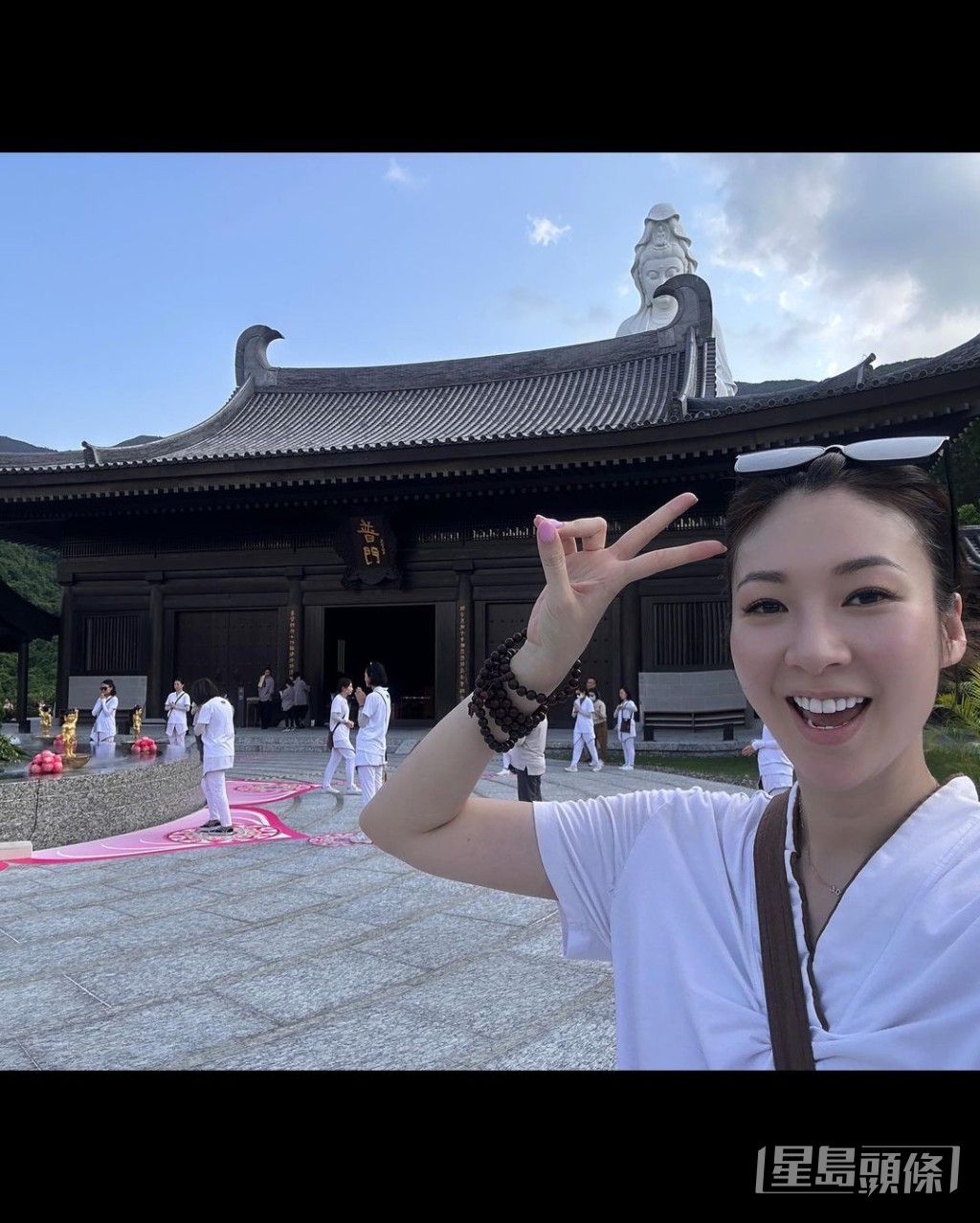 庄锶敏日前去慈山寺做义工。