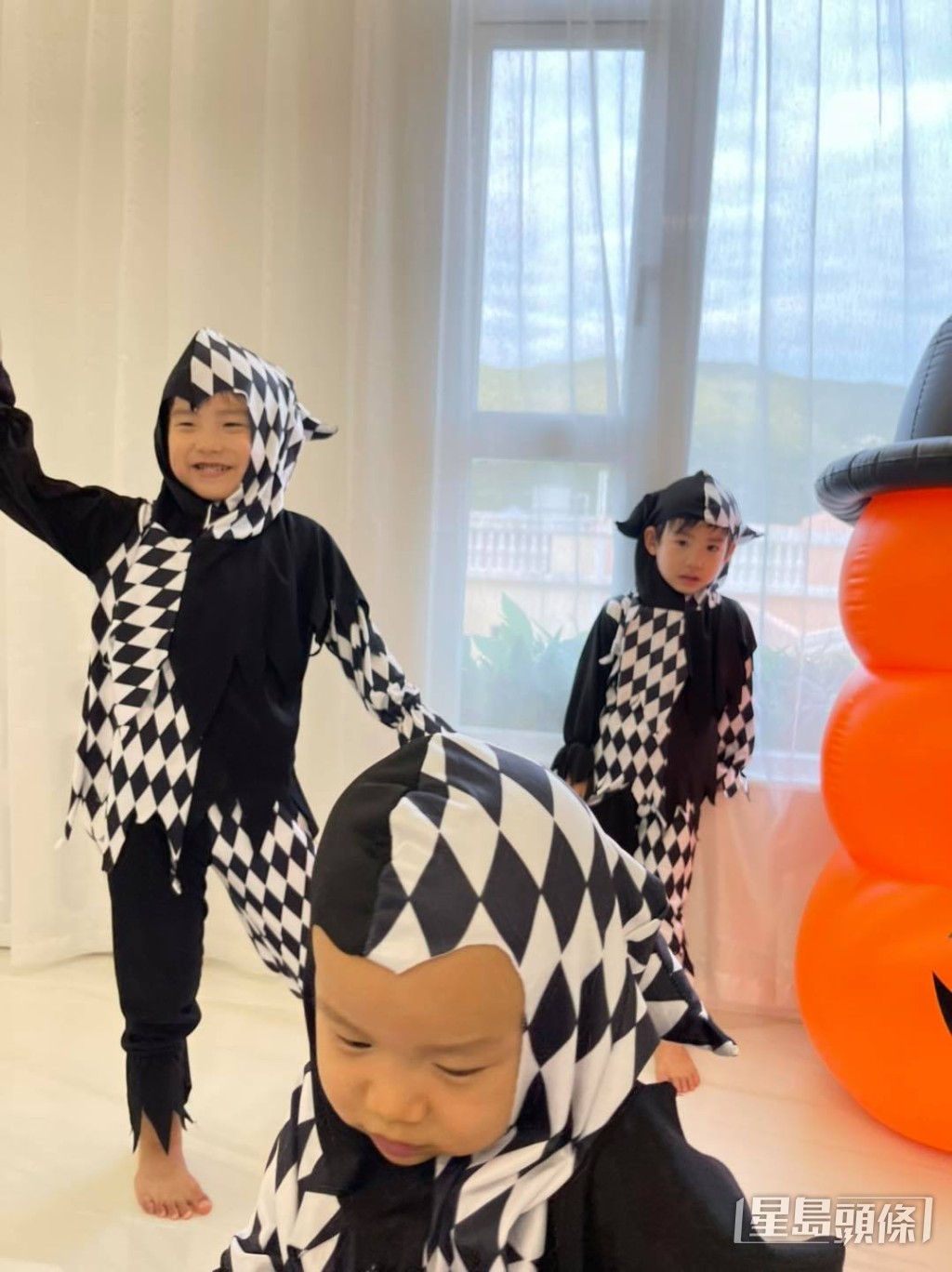 去年三個囝囝的halloween衣服，今年葉翠翠慳家重用。