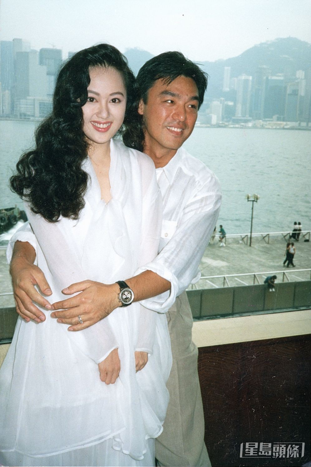 鍾鎮濤與章小蕙購入豪宅不久即遇上金融風暴,樓市急跌,豪宅即變成負資產遭債主沒收,並欠債2.5億元。