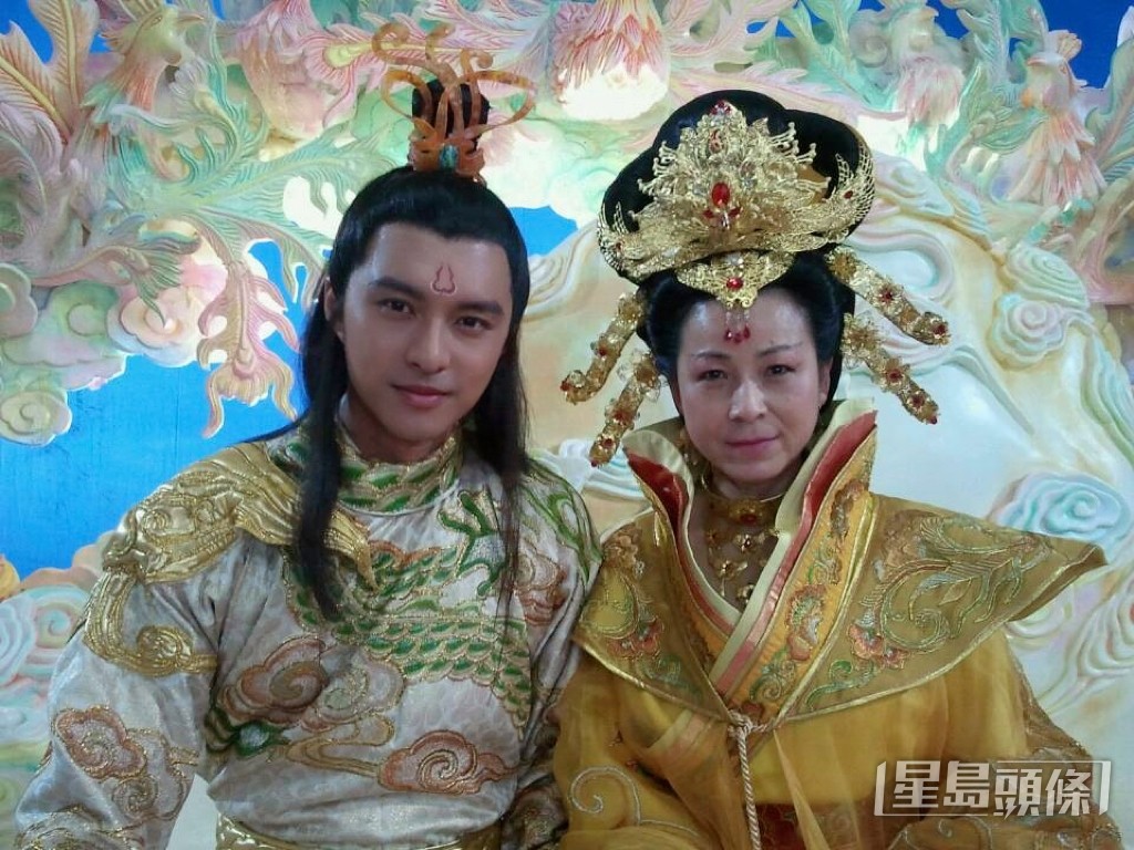 2006年返内地剃头拍首个古装剧《汇通天下》骑马戏，堕马后好彩及时滚开，只是扭亲足踝。