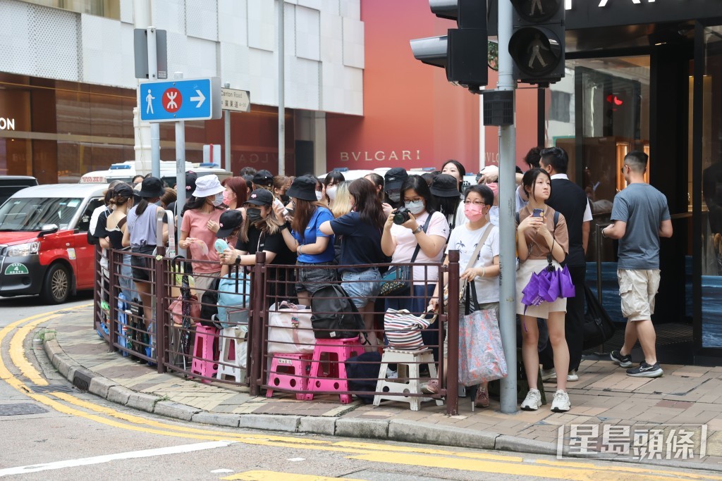 警员到场维持秩序。
