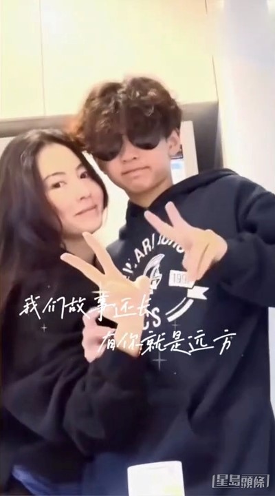張栢芝與Quintus（右）又齊齊舉V。