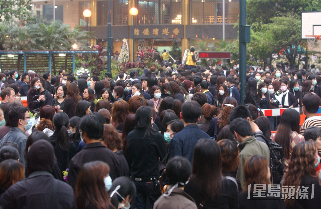 大批歌迷在球場排隊等候進入靈堂致祭。
