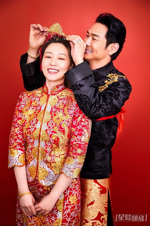 杜德偉為太太戴桂冠。